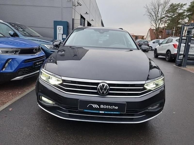 Gebraucht VW Passat Elegance 150 PS (110 kW) 2023 Deep black perleffekt Kombi