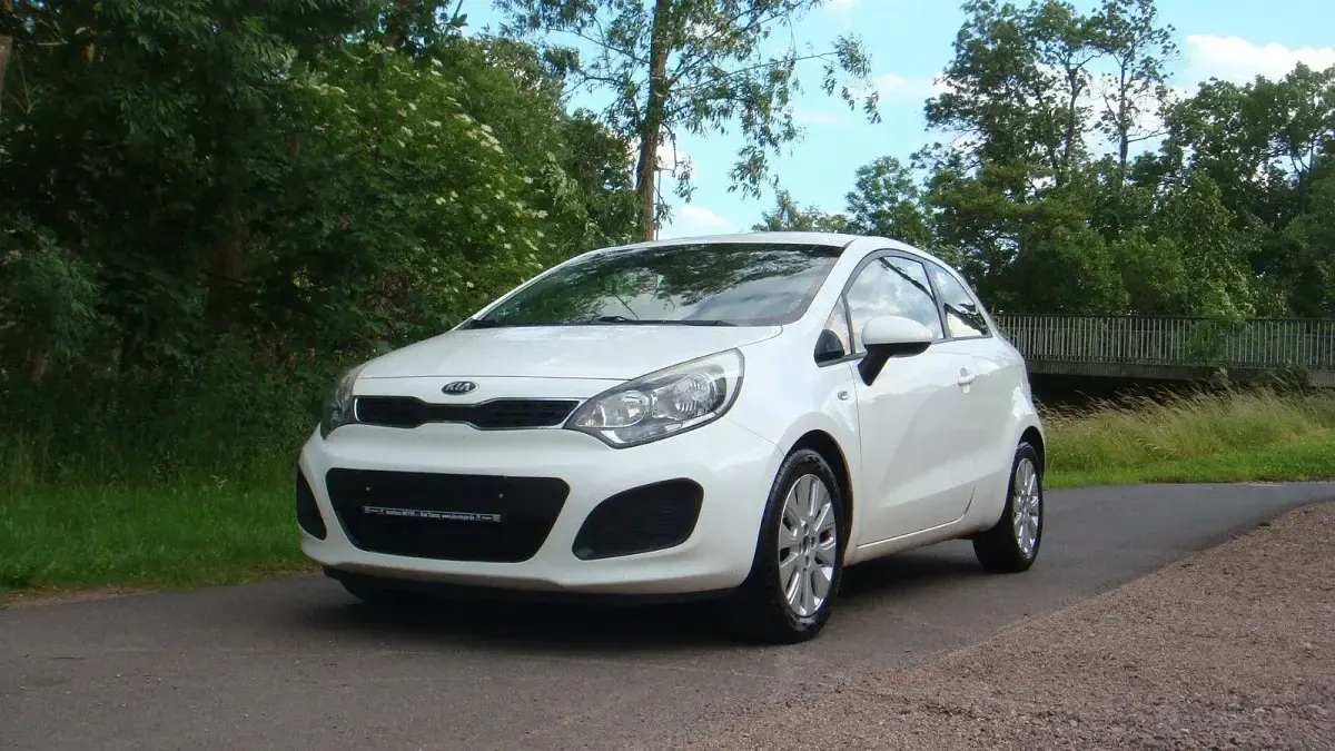 Gebraucht Kia Rio Attract 86 PS (63 kW) 2013 Weiß Limousine