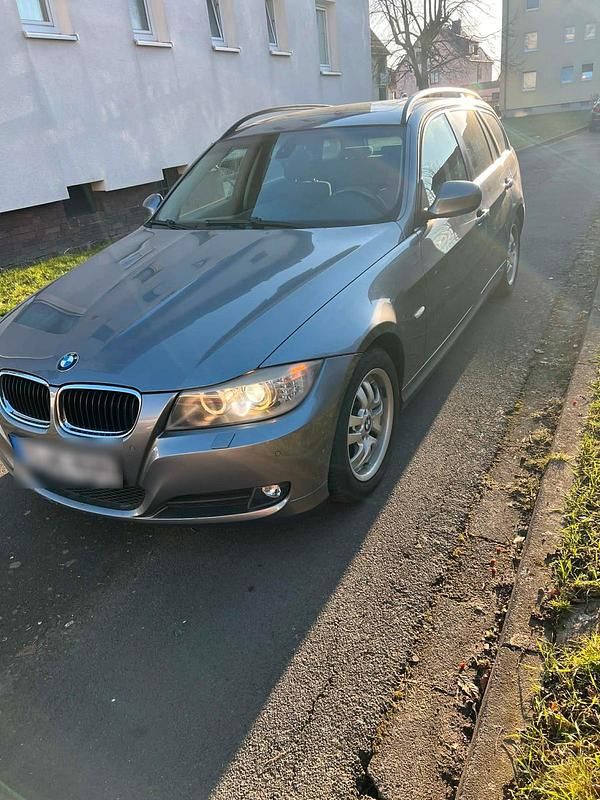 Gebraucht BMW 318 146 PS (107 kW) 2009 Grau Kombi