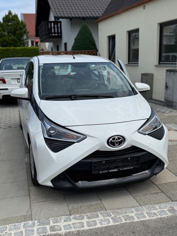 Weiß Gebraucht 2020 Toyota Aygo Play Kleinwagen | 11.790 € (Fairer Preis) - Bild 1/2