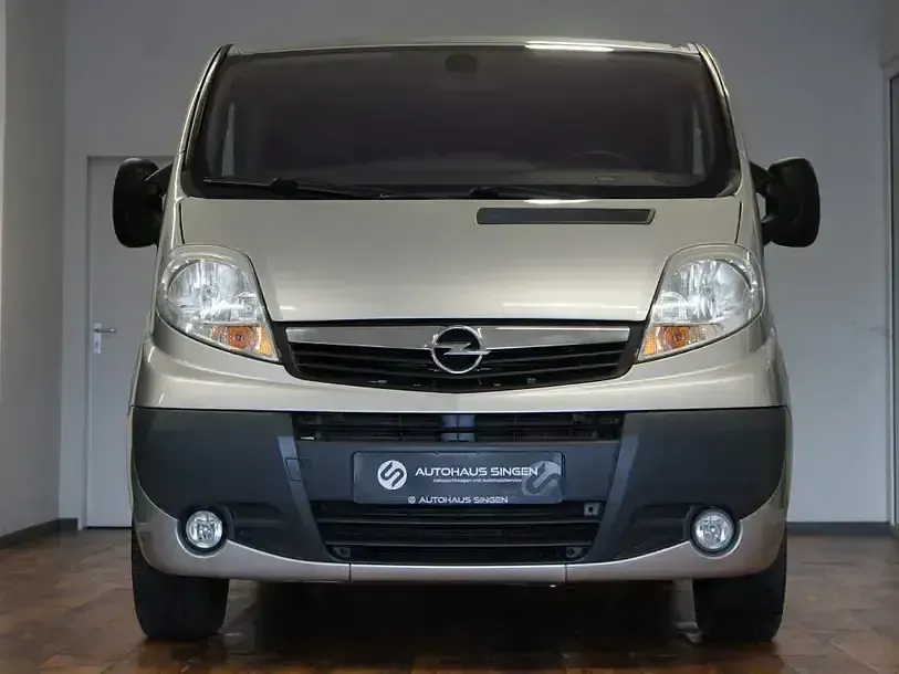 Używany Opel Vivaro S 114 KM (83 kW) 2012 Srebrny Minivan