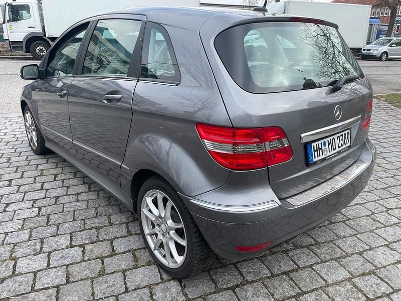 Gebraucht Mercedes B180 Elegance 116 PS (85 kW) 2011 Grau Van / Kleinbus