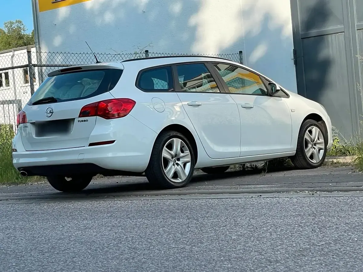 Gebraucht Opel Astra 140 PS (102 kW) 2012 Weiß Kombi