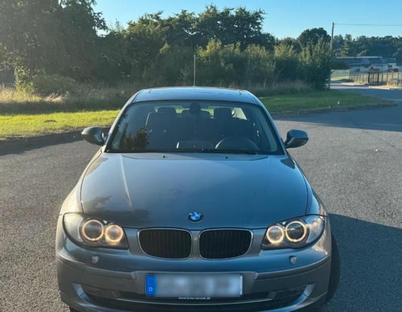 Grau Gebraucht 2011 BMW 118 Kleinwagen | 5.999 € (Superpreis) - Bild 1/4