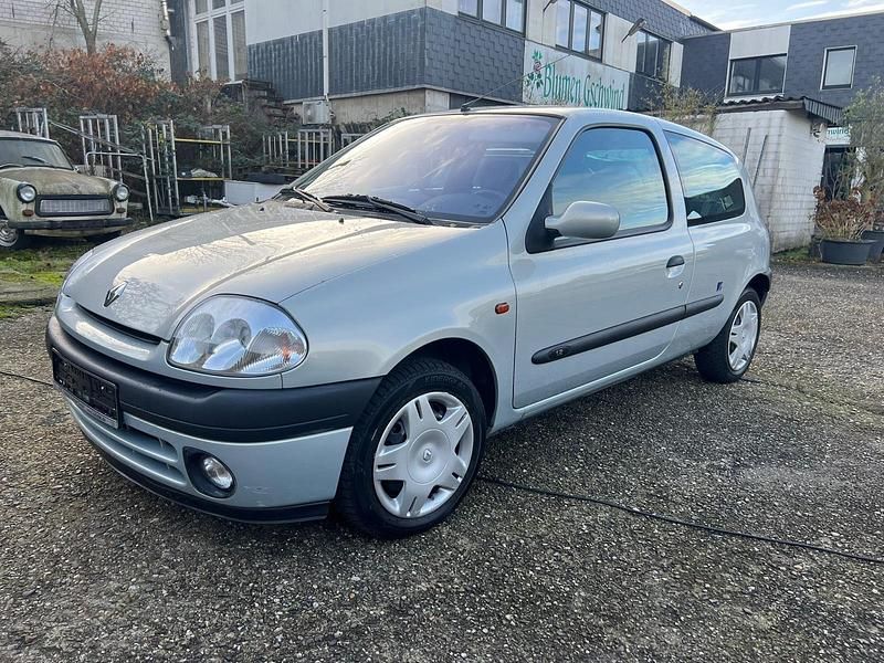 Grau Gebraucht 2000 Renault Clio II Kleinwagen | 2.240 € (Fairer Preis) - Bild 1/4