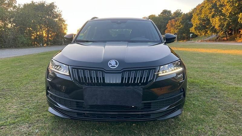 Schwarz Gebraucht 2020 Skoda Karoq SportLine SUV | 22.900 € (Fairer Preis) - Bild 1/4
