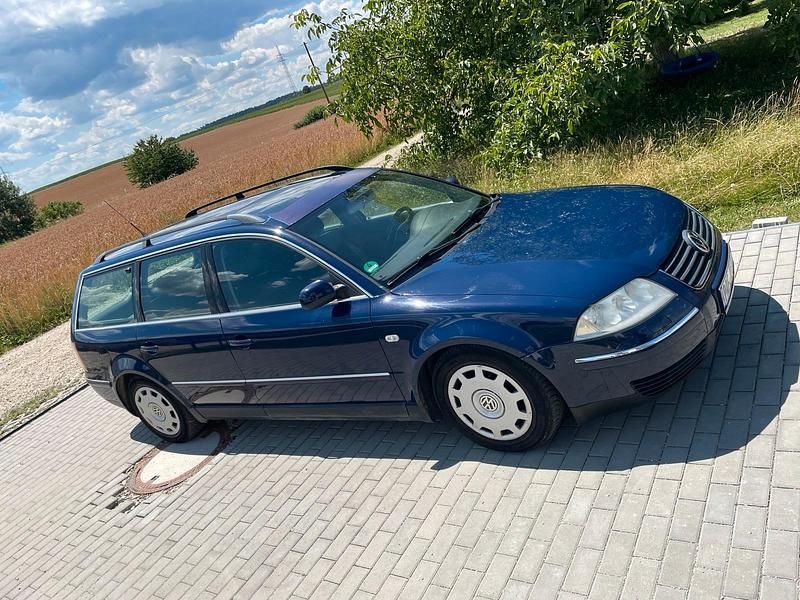 Blau Gebraucht 2001 VW Passat Kombi | 490 € (Superpreis) - Bild 1/4