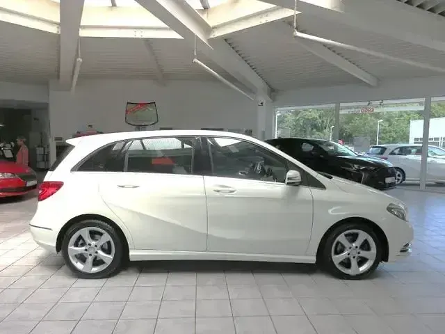 Gebraucht Mercedes B200 156 PS (114 kW) 2014 Weiß Kleinwagen