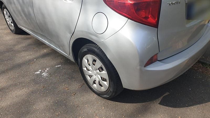 Gebraucht Toyota Verso-S 90 PS (66 kW) 2012 Silber Van / Kleinbus