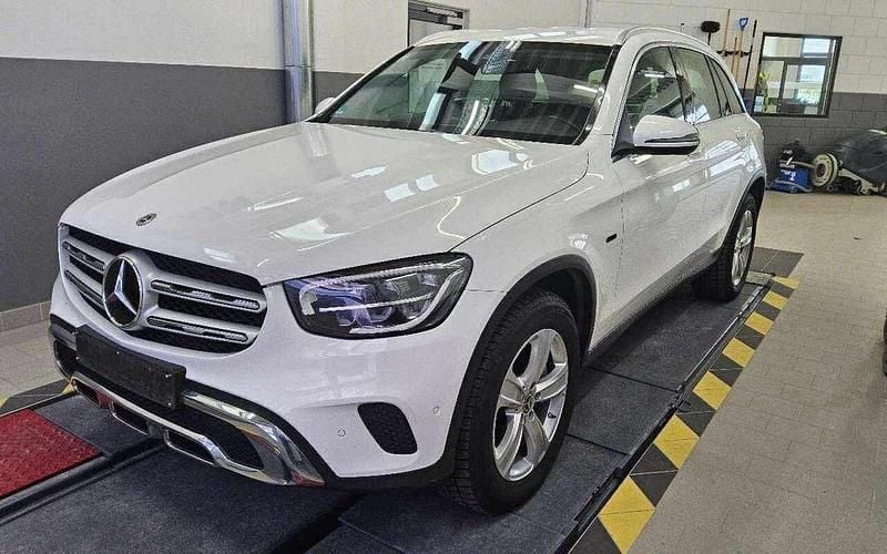 Gebraucht Mercedes GLC300e 194 PS (142 kW) 2021 Weiß SUV