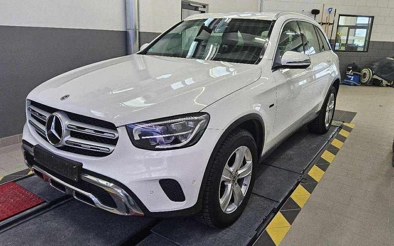 Weiß Gebraucht 2021 Mercedes GLC300e SUV | 26.999 € (Fairer Preis) - Bild 1/4