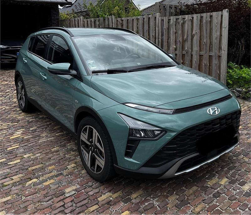 Grün Gebraucht 2021 Hyundai Bayon Intro Edition SUV | 15.900 € (Fairer Preis) - Bild 1/4