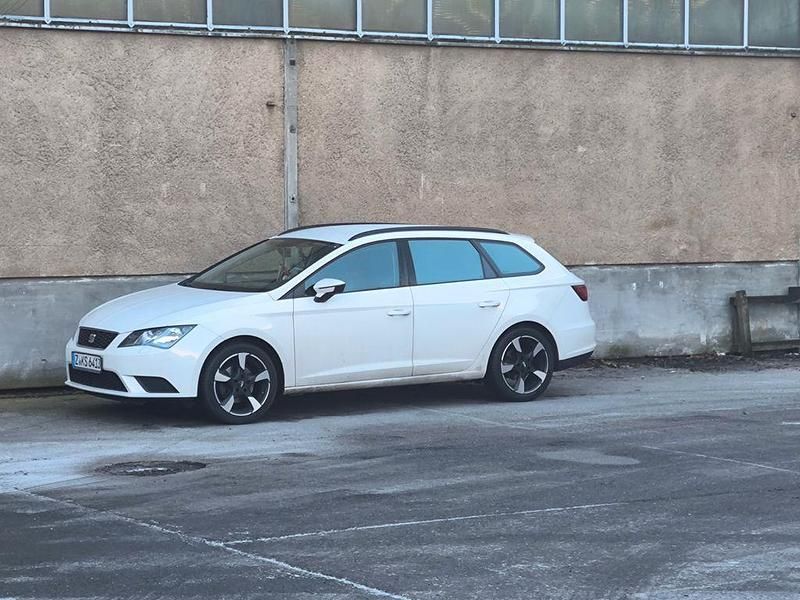 Weiß Gebraucht 2015 Seat Leon ST Reference Kombi | 8.990 € (Fairer Preis) - Bild 1/4