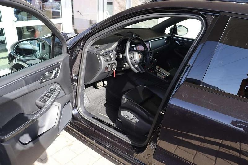 Gebraucht Porsche Macan 265 PS (194 kW) 2023 Tiefschwarzmetallic SUV