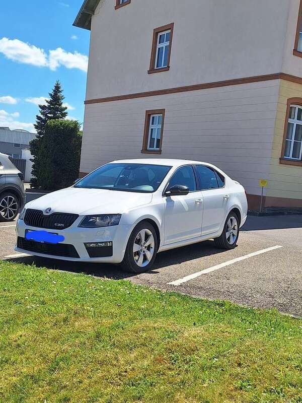 Weiß Gebraucht 2015 Skoda Octavia RS Limousine | 13.700 € (Teuer) - Bild 1/4
