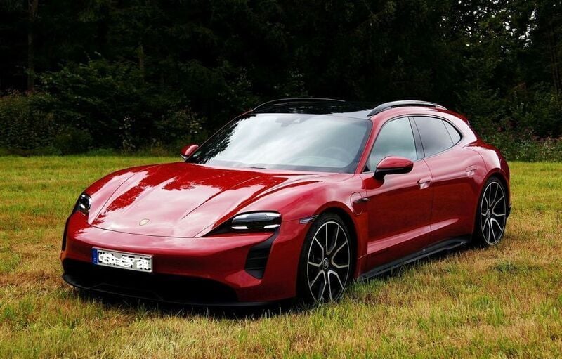 Rot Gebraucht 2023 Porsche Taycan 4S Sport Turismo Limousine | 79.900 € (Fairer Preis) - Bild 1/4