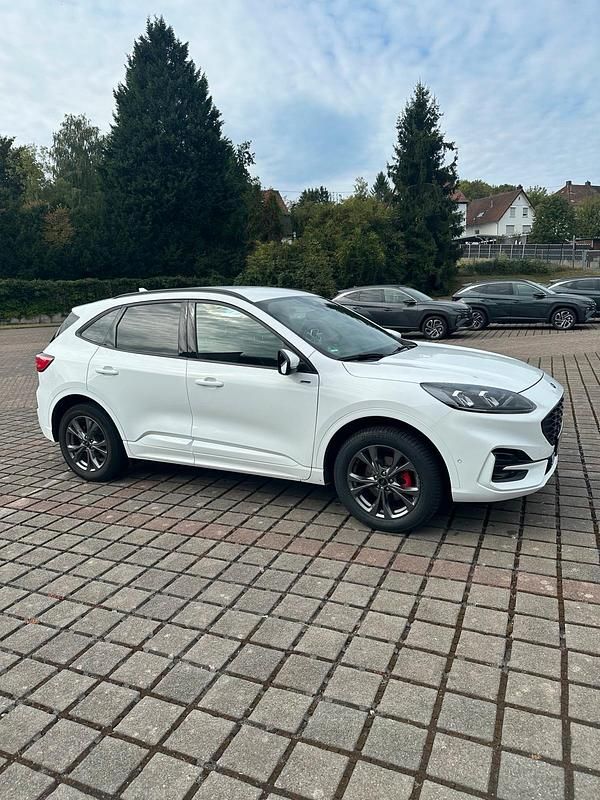 Weiß Gebraucht 2022 Ford Kuga ST SUV | 21.900 € (Guter Preis) - Bild 1/4