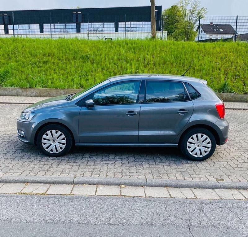 Używany VW Polo Highline 90 KM (66 kW) 2015 Szary Sedan/Limuzyna