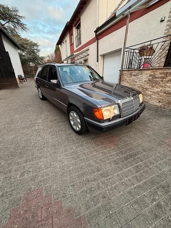 Second-hand Mercedes E220 150 CP (110 kW) 1992 Mov Break