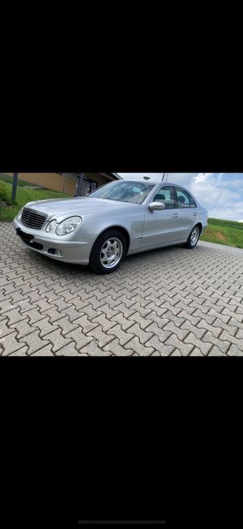 Grau Gebraucht 2002 Mercedes E220 Classic Limousine | 9.200 € (Teuer) - Bild 1/4
