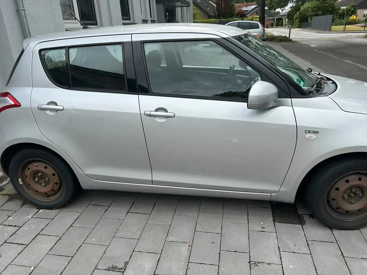 Gebraucht Suzuki Swift 75 PS (55 kW) 2013 Silber Kleinwagen