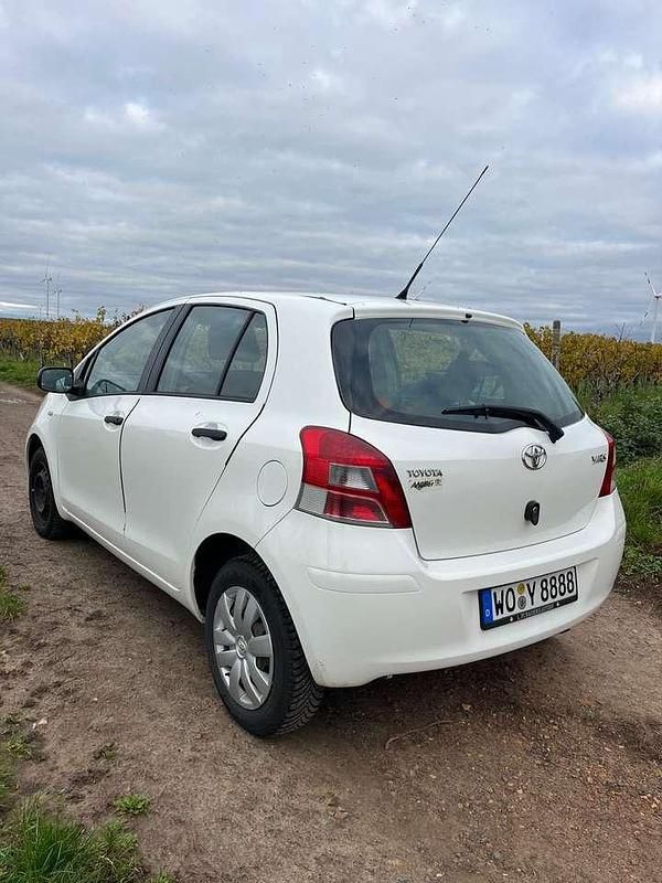 Gebraucht Toyota Yaris 69 PS (50 kW) 2011 Limousine