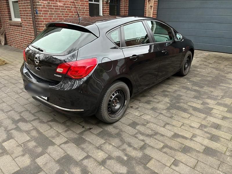 Gebraucht Opel Astra Active 140 PS (102 kW) 2013 Schwarz Limousine
