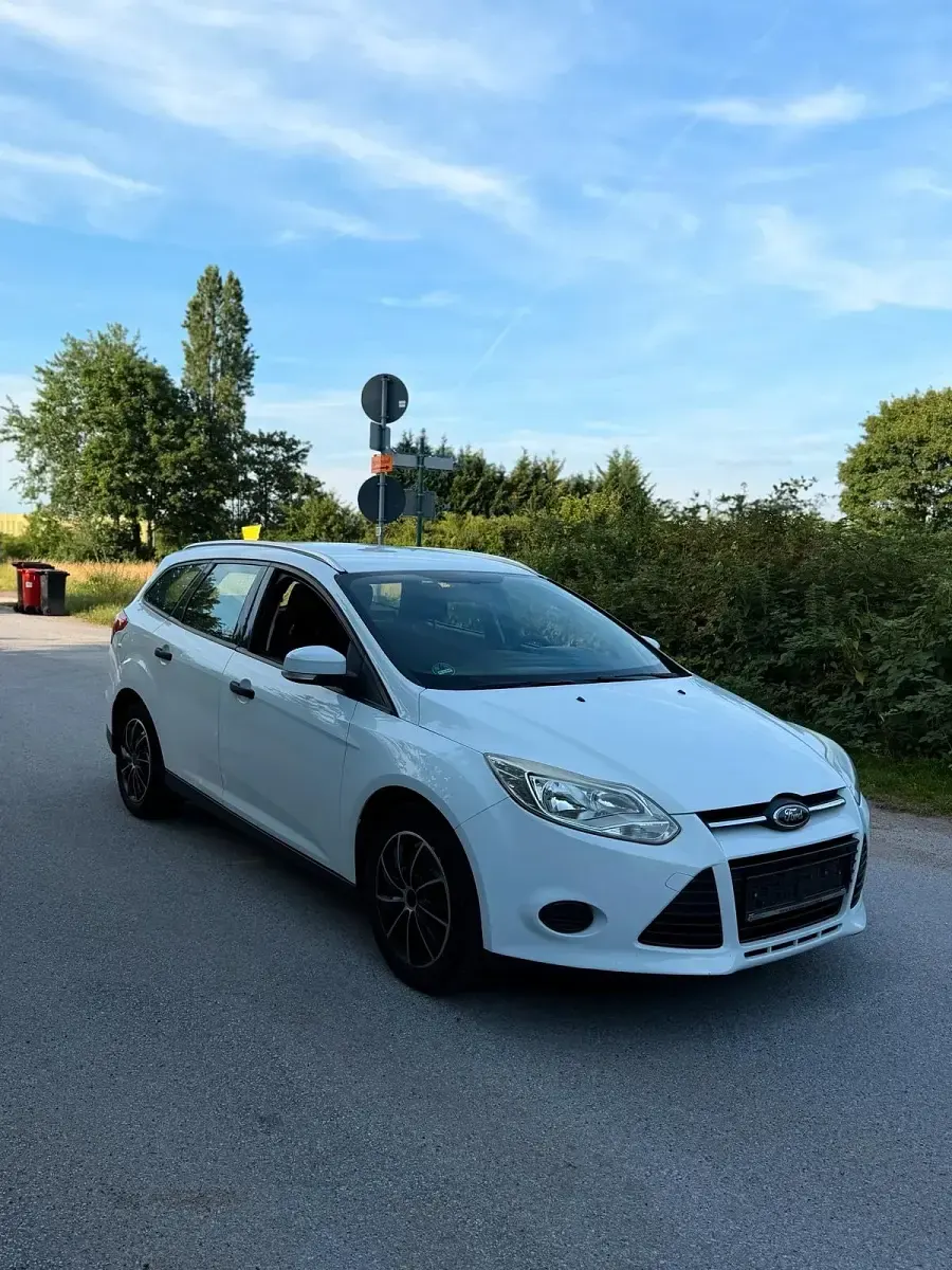 Gebraucht Ford Focus Ambiente 101 PS (74 kW) 2014 Weiß Kombi