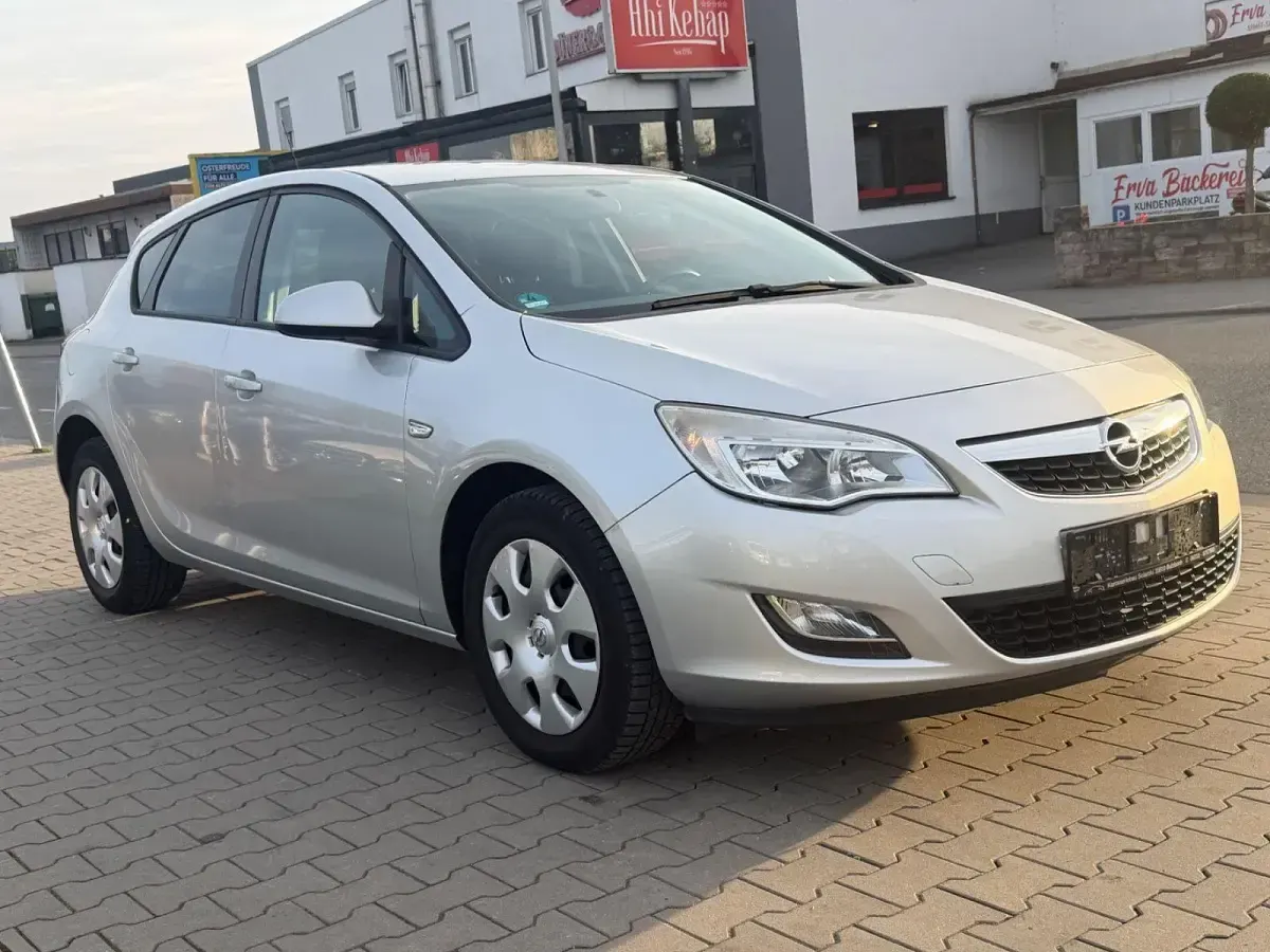 Usata Opel Astra 165 CV (121 kW) 2011 Argento Berlina