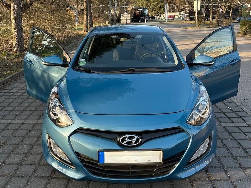 Gebraucht Hyundai i30 Classic 99 PS (72 kW) 2012 Blau Limousine
