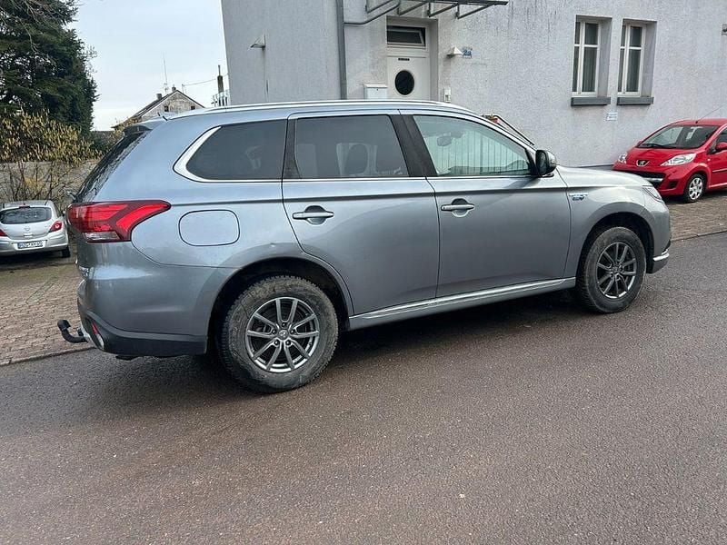 Gebraucht Mitsubishi Outlander P-HEV Plus 121 PS (88 kW) 2017 Grau SUV