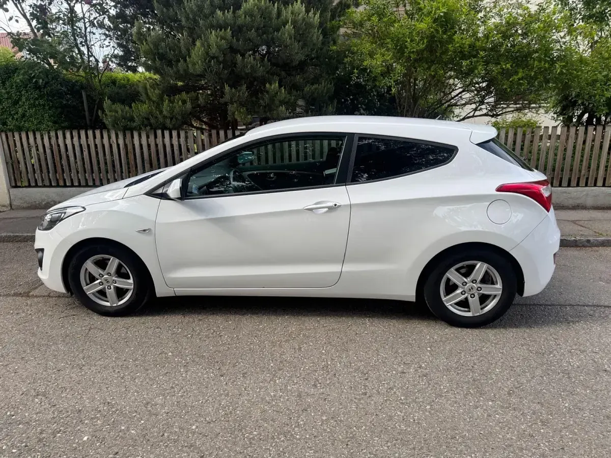 Gebraucht Hyundai i30 Classic 101 PS (74 kW) 2016 Weiß Limousine