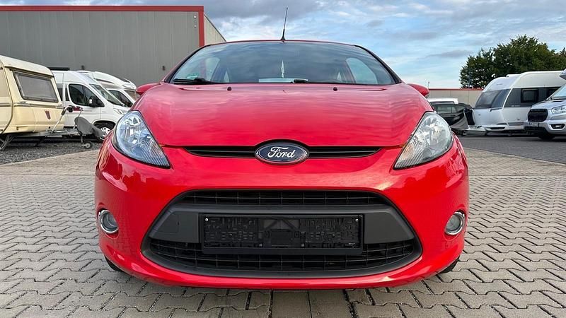 Rot Gebraucht 2012 Ford Fiesta Titanium Kleinwagen | 4.299 € (Fairer Preis) - Bild 1/4