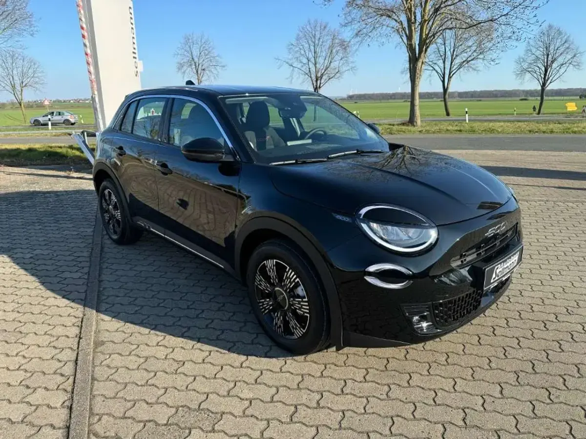 Neu Fiat 600E Red 114 kW (156 PS) 2025 Schwarz Limousine