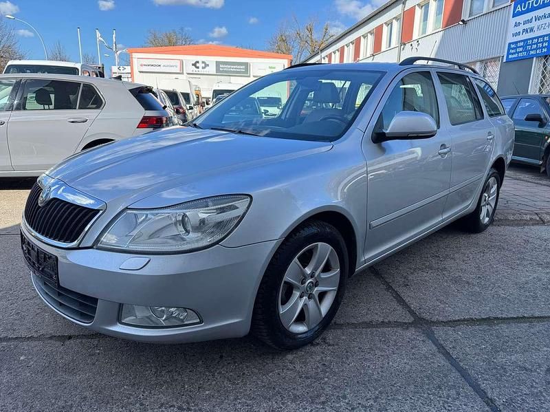 Gebraucht Skoda Octavia Elegance 105 PS (77 kW) 2012 Brilliantsilber metallic Kombi