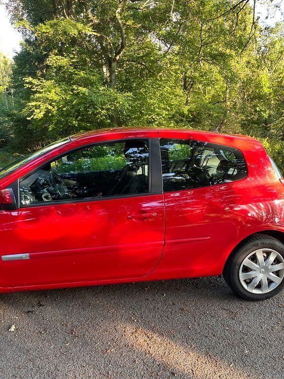 Gebraucht Renault Clio III 75 PS (55 kW) 2012 Rot Limousine