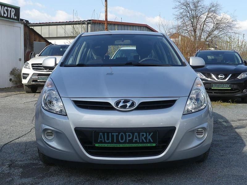 Gebraucht Hyundai i20 Edition 77 PS (56 kW) 2011 Silber Limousine