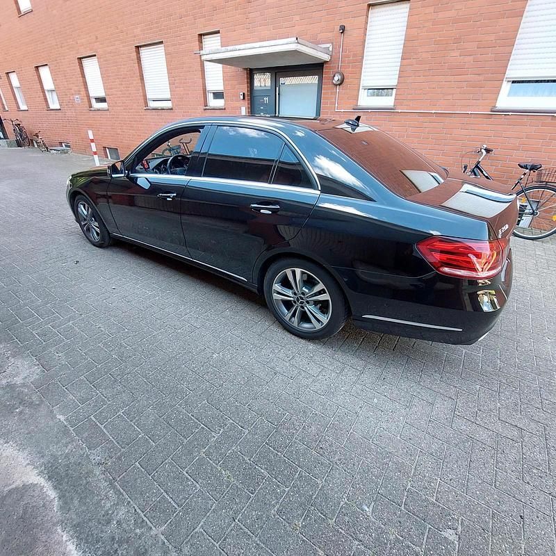 Schwarz Gebraucht 2015 Mercedes E250 Avantgarde Limousine | 22.000 € (Fairer Preis) - Bild 1/4