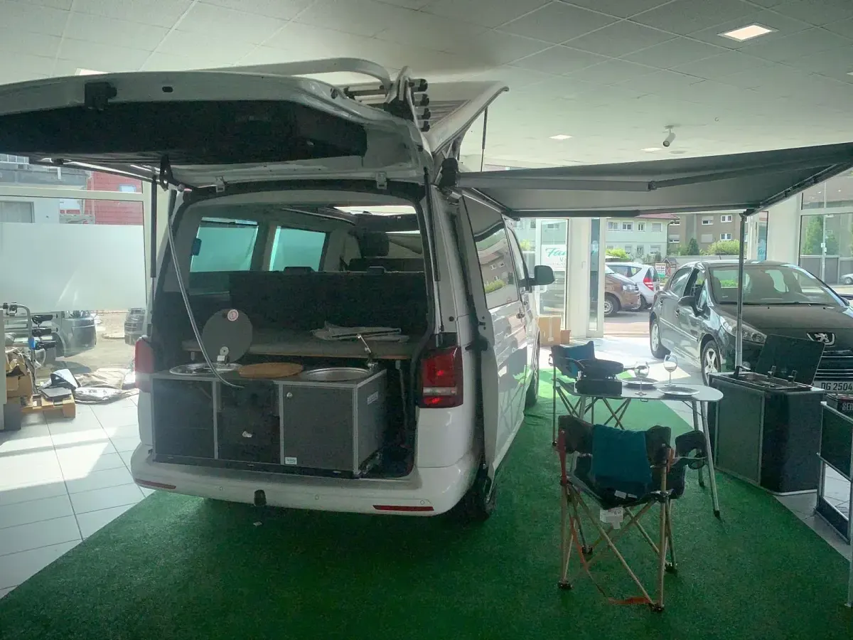 Second-hand VW Multivan 140 CP (102 kW) 2015 Alb Monovolum