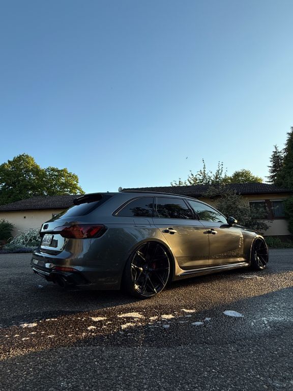 Grau Gebraucht 2024 Audi RS4 Competition Limousine | 89.999 € (Fairer Preis) - Bild 1/4