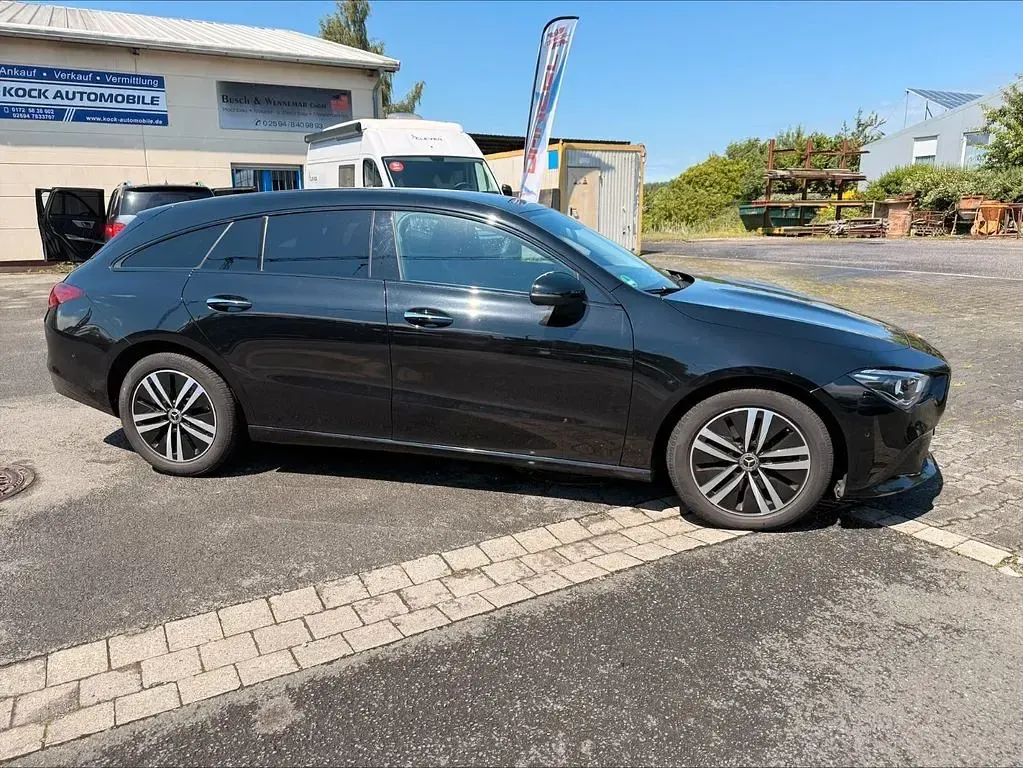 Gebraucht Mercedes CLA200 Shooting Brake 150 PS (110 kW) 2021 Schwarz Kombi