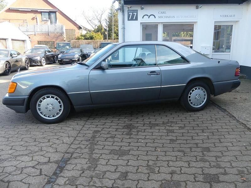 Second-hand Mercedes E300 220 CP (161 kW) 1990 Gri