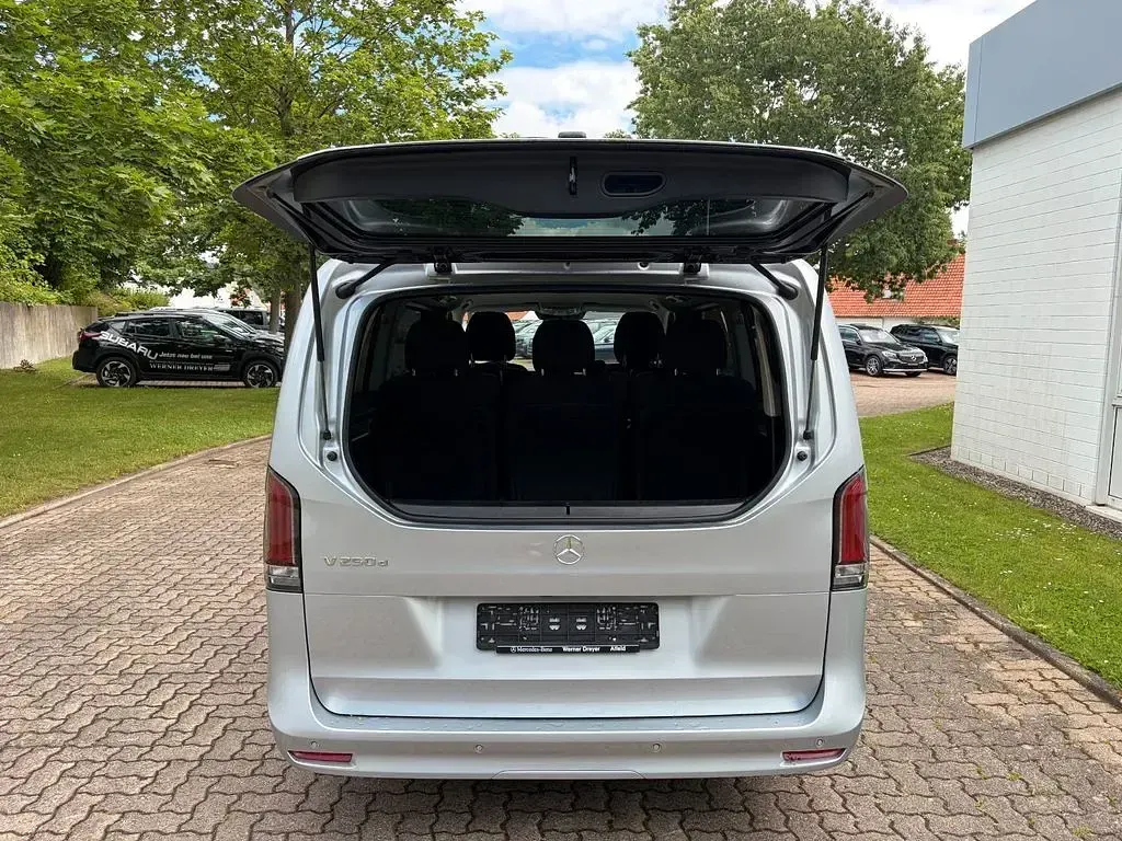 Gebraucht Mercedes V250 Style 190 PS (139 kW) 2025 Silber Van / Kleinbus