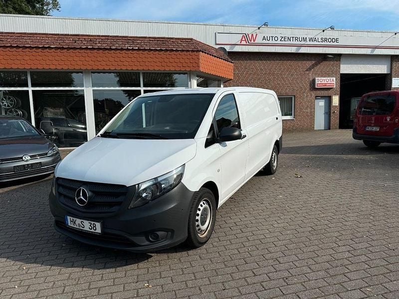 Weiß Gebraucht 2024 Mercedes Vito Van / Kleinbus | 33.999 € (Fairer Preis) - Bild 1/4