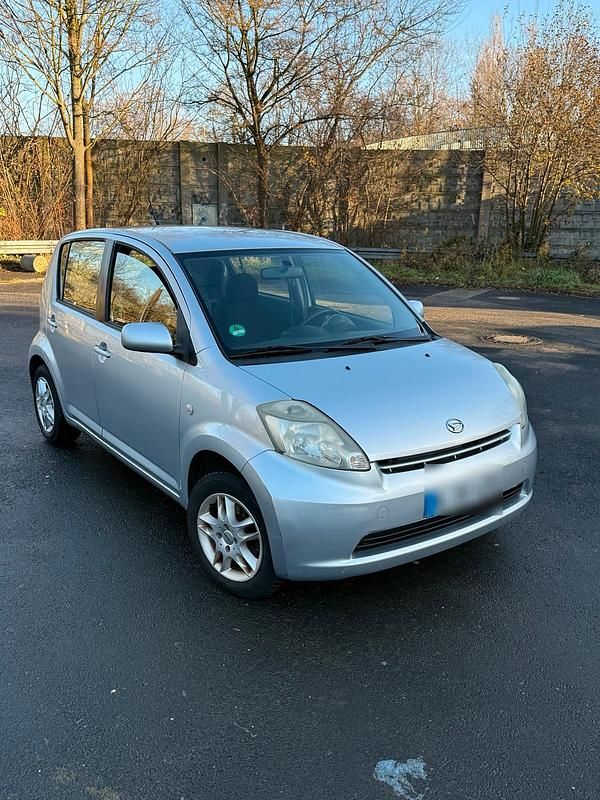 Silber Gebraucht 2012 Daihatsu Sirion Kleinwagen | 1.049 € - Bild 1/4