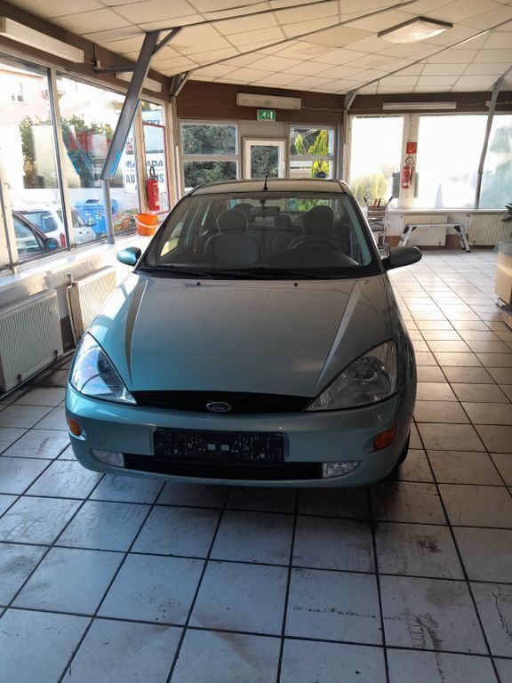 Silber Gebraucht 2000 Ford Focus Ghia Limousine | 2.899 € (Teuer) - Bild 1/4