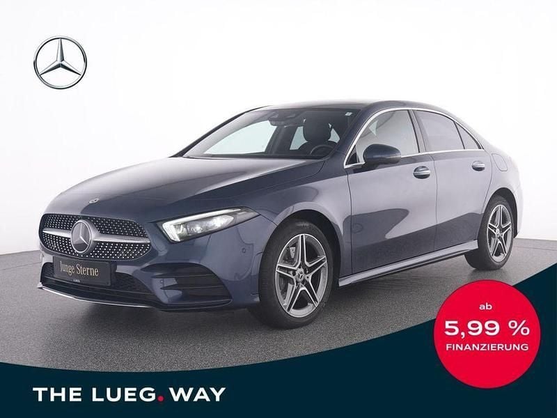 Blau denimblau metallic Gebraucht 2022 Mercedes A250 AMG Limousine | 30.680 € (Fairer Preis) - Bild 1/4