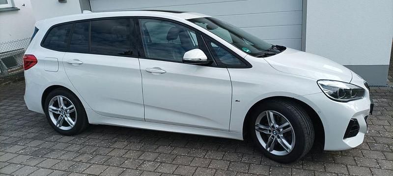 Weiß Gebraucht 2018 BMW 220 Gran Tourer Sport Line Van / Kleinbus | 18.500 € (Guter Preis) - Bild 1/4