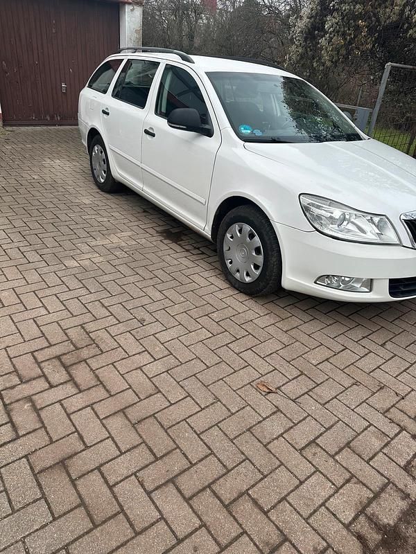 Weiß Gebraucht 2011 Skoda Octavia Kombi | 4.450 € (Teuer) - Bild 1/4