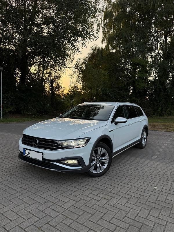 Weiß Gebraucht 2024 VW Passat Alltrack Kombi | 27.200 € (Superpreis) - Bild 1/4